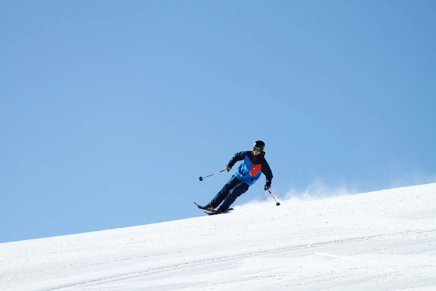 Skier descending a sunlit piste at Thaiwoo Ski Resort